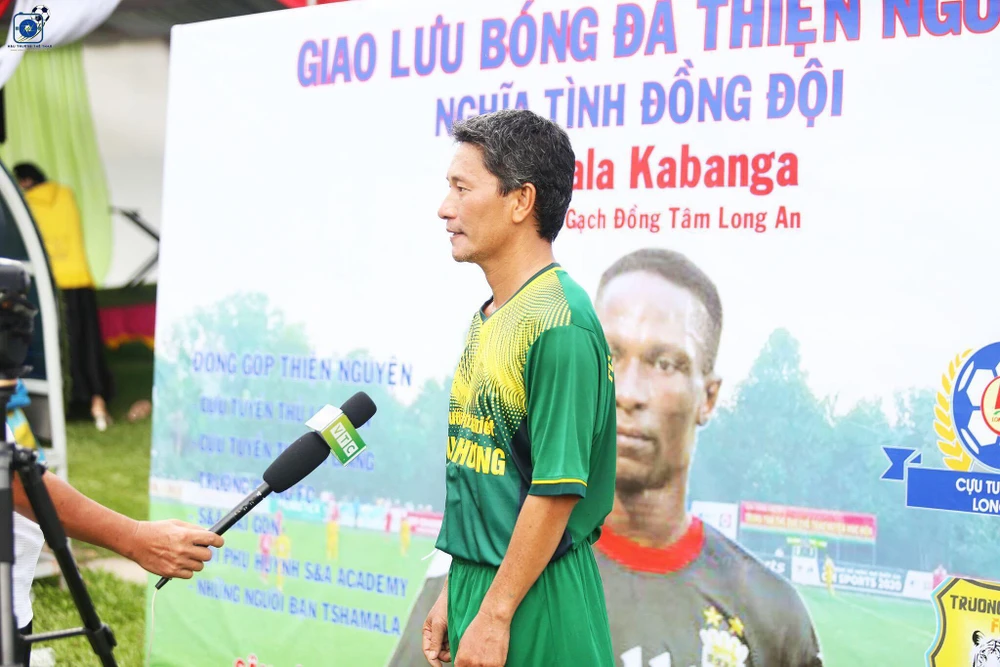 Cựu tiền vệ Lê Nguyễn Quốc Bảo Tâm từng đá chung với Tshmala trong màu áo ĐT Long An cũng tham gia giải giao hữu đầy ý nghĩa với đồng đội cũ...