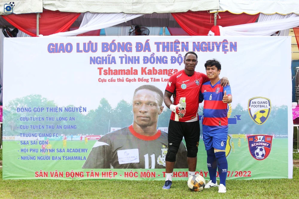 Không thể vận động mạnh do chấn thương, Tshmala làm thủ môn chung vui với những người bạn cho đỡ nhớ nghề.