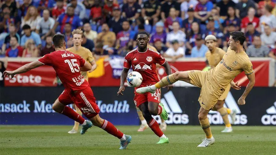 Lewandowski khởi đầu cuộc phiêu lưu ở Tây Ban Nha trong màu áo mới Barca. Ảnh: CGI.