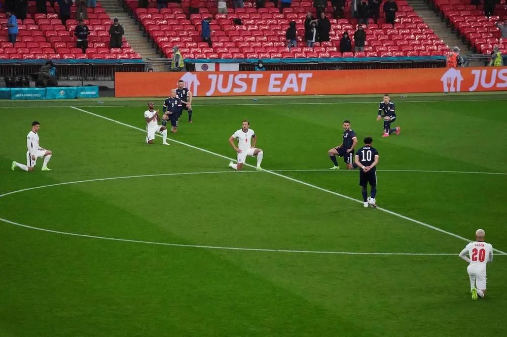 Không phải cầu thủ nào cũng thích bày tỏ hành động chống phân biệt chủng tộc bằng cách quỳ gối trước mỗi trận đấu. Ảnh: CGI.