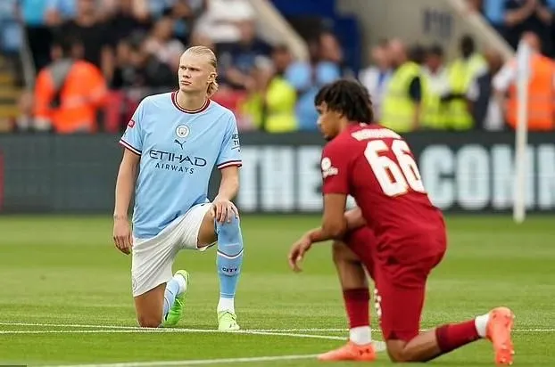 Haaland của Man City cùng các đồng nghiệp Liverpool quỳ gối trước trận Siêu cúp nước Anh. Ảnh: CGI,