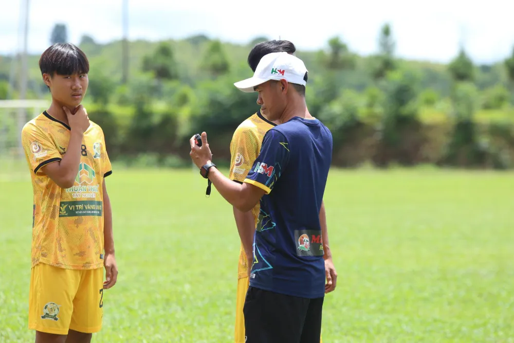 Trợ lý của ông Park Hang-seo tại SEA Games 31 - HLV Chu Ngọc Cảnh có nhiều kinh nghiệm giúp các học trò chinh chiến ở giải hạng Ba quốc gia... Trợ lý của ông Park Hang-seo tại SEA Games 31 - HLV Chu Ngọc Cảnh có nhiều kinh nghiệm giúp các học trò chinh chiến ở giải hạng Ba quốc gia...