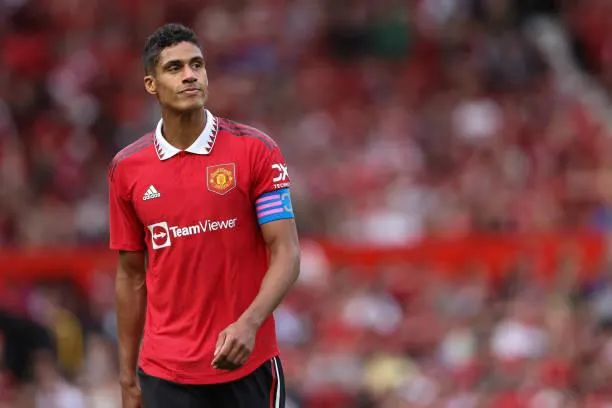 HLV ten Hag đã chọn Varane mang băng thủ quân MU thay vì Ronaldo, trong lúc không có Maguire. Ảnh: CGI. HLV ten Hag đã chọn Varane mang băng thủ quân MU thay vì Ronaldo, trong lúc không có Maguire. Ảnh: CGI.