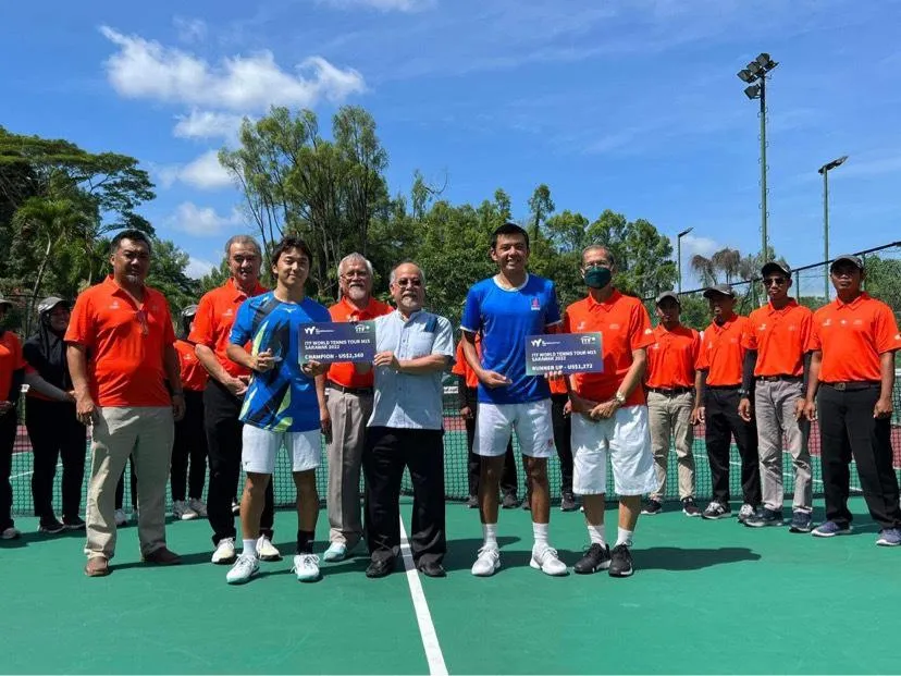 Ban tổ chức trao giải thưởng cho nhà vô địch Yuta Shimizu và á quân Lý Hoàng Nam. Ban tổ chức trao giải thưởng cho nhà vô địch Yuta Shimizu và á quân Lý Hoàng Nam.