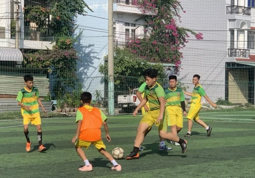 Ông thầy trẻ mỗi sáng thứ 7 và Chủ Nhật hàng tuần lại ra đứng lớp từ 6 giờ đến 8 giờ. Học trò đông quá, Lê Thanh Phương phải tăng cường một lớp vào tối thứ 4, cho các em chơi bóng đá thoải mái từ 20 giờ đến 22 giờ.