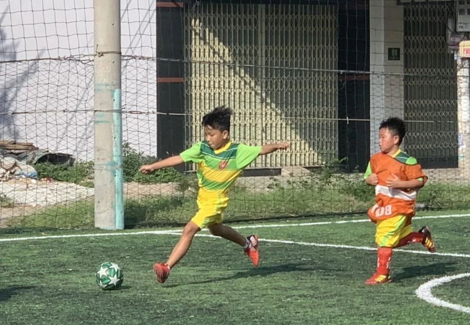 Quan sát cầu thủ nhí nào có năng khiếu bẩm sinh hoặc gia cảnh khó khăn, Phương cho học bóng đá miễn phí, lại còn mua giày tặng hết em này đến em khác.