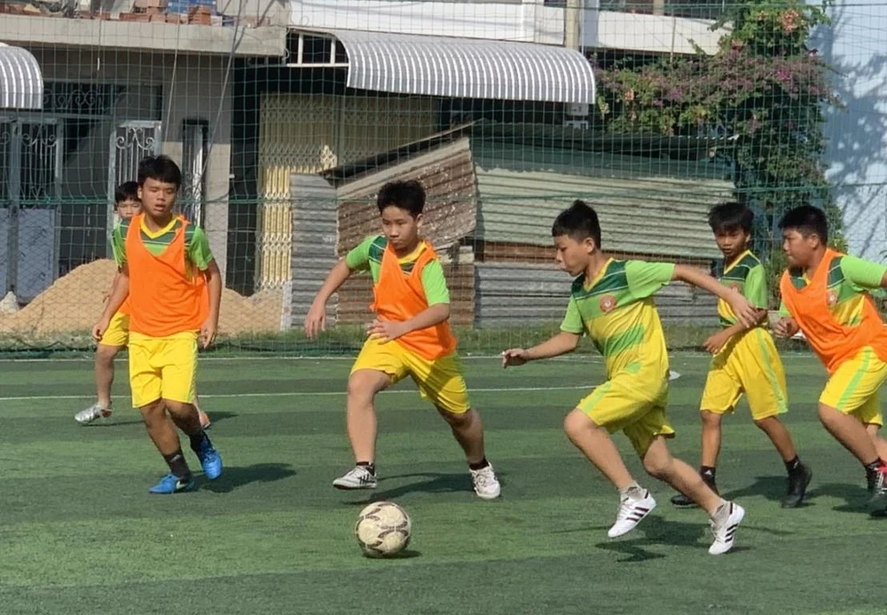 Sau khi giải nghệ và tốt nghiệp cử nhân Quản trị kinh doanh, Lê Thanh Phương và đồng đội Nguyễn Văn Hiển mong muốn chia sẻ tình yêu bóng đá cho các em nhỏ dưới 13 tuổi của tỉnh nhà.