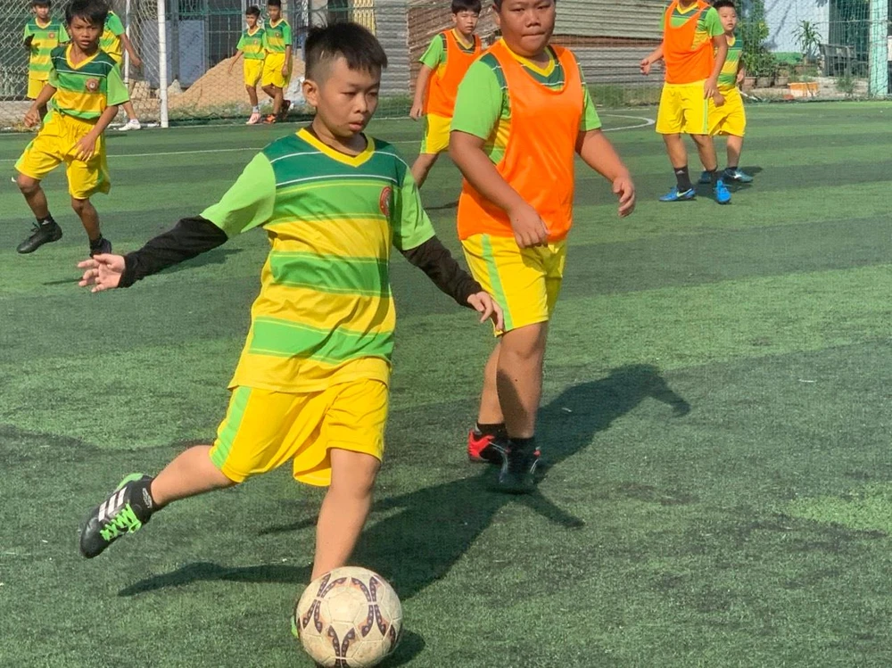 Không chỉ gầy dựng và phát triển sân chơi lành mạnh cho thanh, thiếu niên ở Quy Nhơn, cựu tiền vệ Lê Thanh Phương còn khai phá tiềm năng cho các em, giới thiệu "gà nòi" cho các Học viện bóng đá lớn trên cả nước.