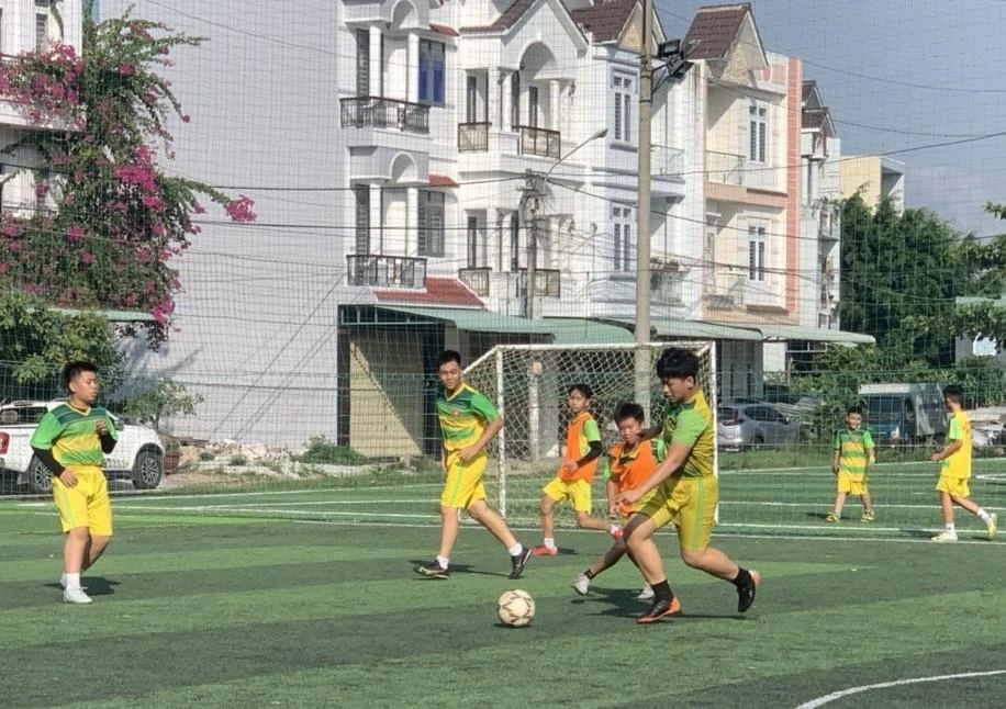 Những cầu thủ nhí có năng khiếu nổi bật của Sola có nhiều cơ hội thử sức mình ở môi trường bóng đá chuyên nghiệp.