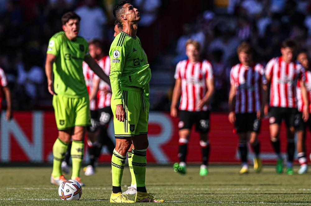 Tiền đạo Ronaldo và đồng đội bất lực khi để thua nặng nề đội chiếu dưới Brentford 0-4. Ảnh: CGI.