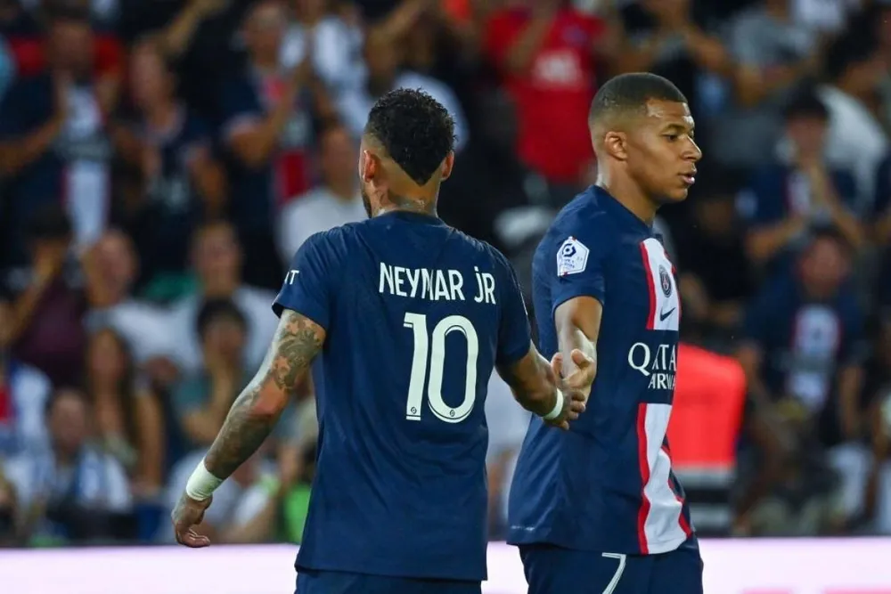 Mbappe không bằng lòng với Neymar và muốn tống khứ đàn anh người Brazil khỏi đội. Ảnh: CGI.