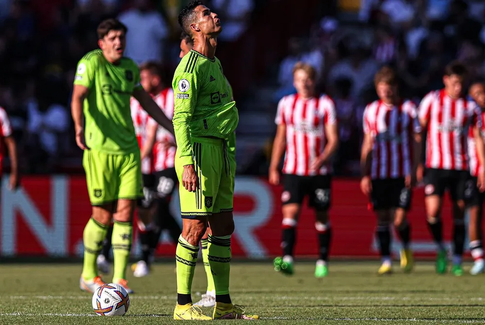 Ronaldo và đội trưởng Maguire thất vọng cùng cực sau trận thua thảm Brentford 0-4. Ảnh: CGI. Ronaldo và đội trưởng Maguire thất vọng cùng cực sau trận thua thảm Brentford 0-4. Ảnh: CGI.