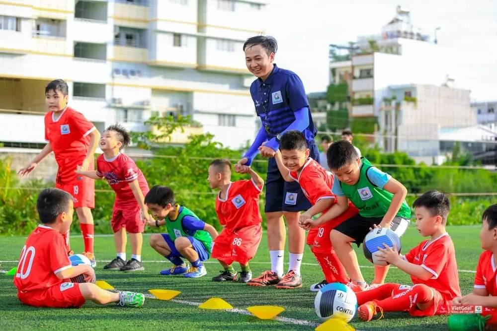 ... là một cầu nối hữu hiệu và truyền lửa đam mê từ các tuyển thủ quốc gia đến trẻ em, với sự khởi đầu ở TP.HCM.