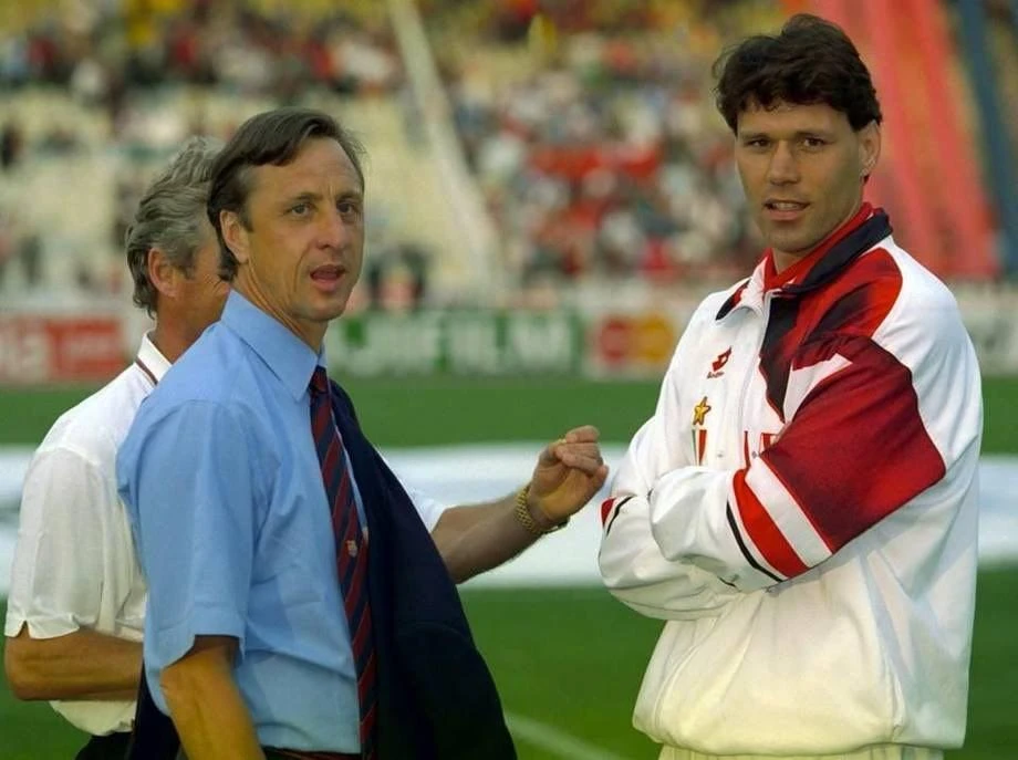 Huyền thoại Van Basten khẳng định cố danh thủ Johan Cruyff sẽ không hài lòng với cách ứng xử của Barcelona hiện tại. Ảnh: CGI.