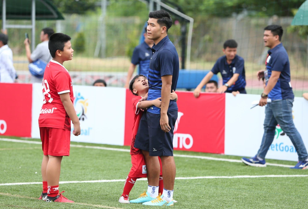 Hà Đức Chinh bị đội bạn đeo bám chặt chẽ không rời nửa bước.