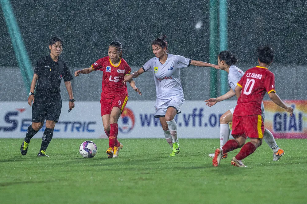 ... ngay sau khi dẫn dắt CLB đăng quang cúp quốc gia. Ảnh: HOÀNG HẢI THỊNH. ... ngay sau khi dẫn dắt CLB đăng quang cúp quốc gia. Ảnh: HOÀNG HẢI THỊNH.