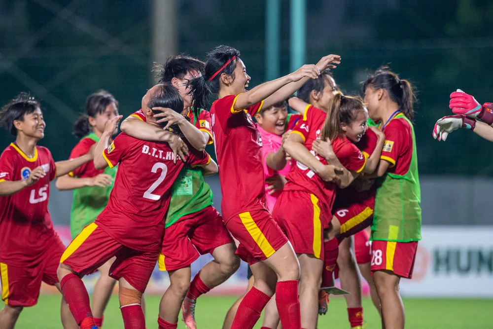 Tuyển nữ TP.HCM I hạnh phúc sau khi vô địch cúp quốc gia. Ảnh: HOÀNG HẢI THỊNH. Tuyển nữ TP.HCM I hạnh phúc sau khi vô địch cúp quốc gia. Ảnh: HOÀNG HẢI THỊNH.