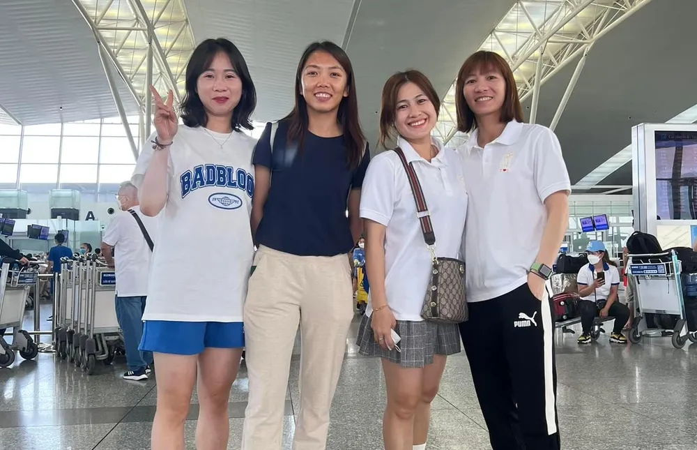 Tiền đạo Huỳnh Như chia tay đồng đội, người thân để lên đường sang Bồ Đào Nha chơi bóng... Tiền đạo Huỳnh Như chia tay đồng đội, người thân để lên đường sang Bồ Đào Nha chơi bóng...