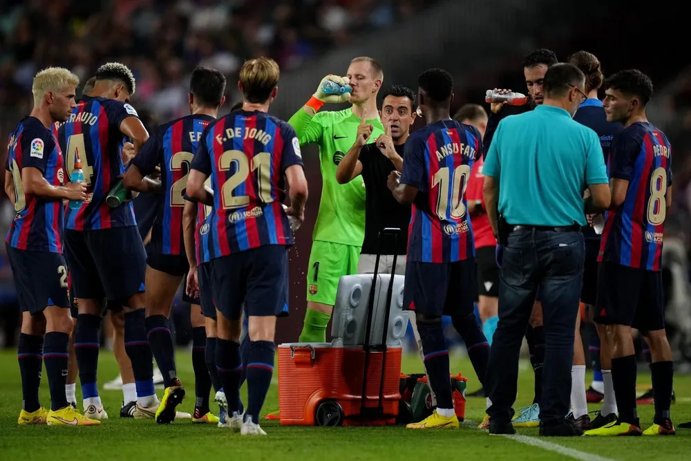 HLV Xavi không muốn bỏ De Jong nhưng tình hình tài chính không cho phép họ giữ chân tiền vệ người Hà Lan. Ảnh: CGI. HLV Xavi không muốn bỏ De Jong nhưng tình hình tài chính không cho phép họ giữ chân tiền vệ người Hà Lan. Ảnh: CGI.