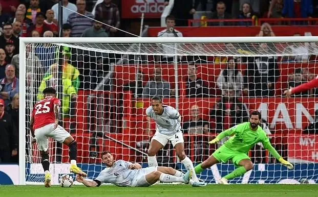 Tình huống các hậu vệ của Liverpool bị biến thành những con thiêu thân ngờ nghệch. Ảnh: CGI. Tình huống các hậu vệ của Liverpool bị biến thành những con thiêu thân ngờ nghệch. Ảnh: CGI.