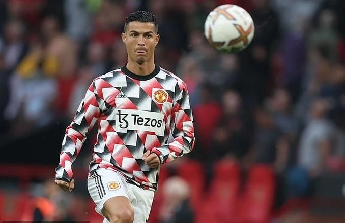 Không ai đoán biết Ronaldo ở lại hay rời khỏi sân Old Trafford trước khi thị trường chuyển nhượng đóng cửa vào cuối ngày 31-8. Ảnh: CGI.