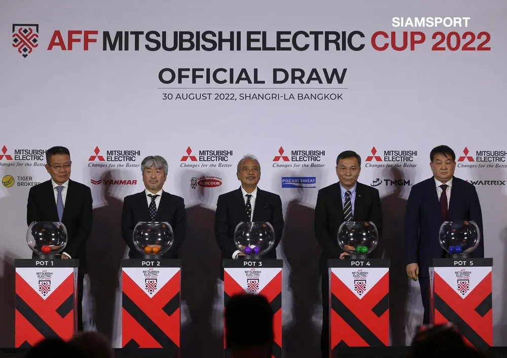 Quyền Chủ tịch VFF Trần Quốc Tuấn (thứ hai từ phải sang) và đại diện các Liên đoàn bóng đá quốc gia Đông Nam Á trong buổi lễ bốc thăm chiều 30-8 diễn ra tại Bangkok. Ảnh: AN. Quyền Chủ tịch VFF Trần Quốc Tuấn (thứ hai từ phải sang) và đại diện các Liên đoàn bóng đá quốc gia Đông Nam Á trong buổi lễ bốc thăm chiều 30-8 diễn ra tại Bangkok. Ảnh: AN.