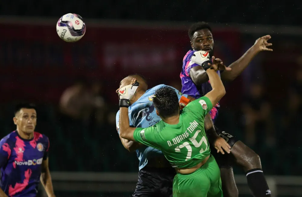 Sài Gòn FC vừa có trận thắng đối thủ cạnh tranh trực tiếp Hà Tĩnh để nuôi hy vọng đào thoát khỏi suất cuối bảng. Ảnh: ANH PHƯƠNG. Sài Gòn FC vừa có trận thắng đối thủ cạnh tranh trực tiếp Hà Tĩnh để nuôi hy vọng đào thoát khỏi suất cuối bảng. Ảnh: ANH PHƯƠNG.