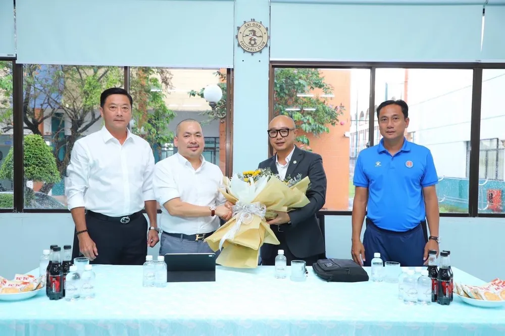Ông Trần Hòa Bình tặng hoa chúc mừng tân Chủ tịch Sài Gòn FC, sau khi mời HLV Lê Huỳnh Đức về làm Giám đốc kỹ thuật... Ông Trần Hòa Bình tặng hoa chúc mừng tân Chủ tịch Sài Gòn FC, sau khi mời HLV Lê Huỳnh Đức về làm Giám đốc kỹ thuật...