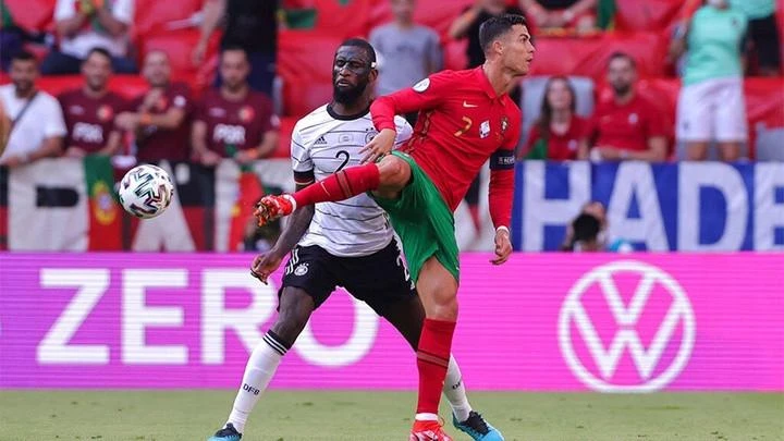 Ronaldo đang khởi đầu mùa giải không tốt, trong khi Messi lại thăng hoa. Ảnh: CGI.