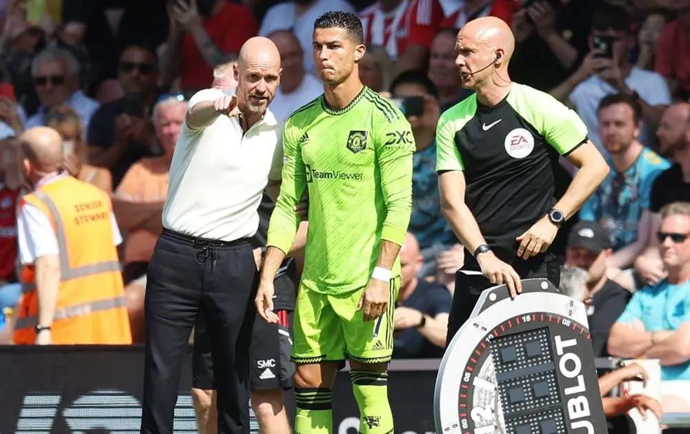 HLV Ten Hag ở những thời điểm cần thiết mới cho Ronaldo vào sân thay người. Ảnh: CGI.