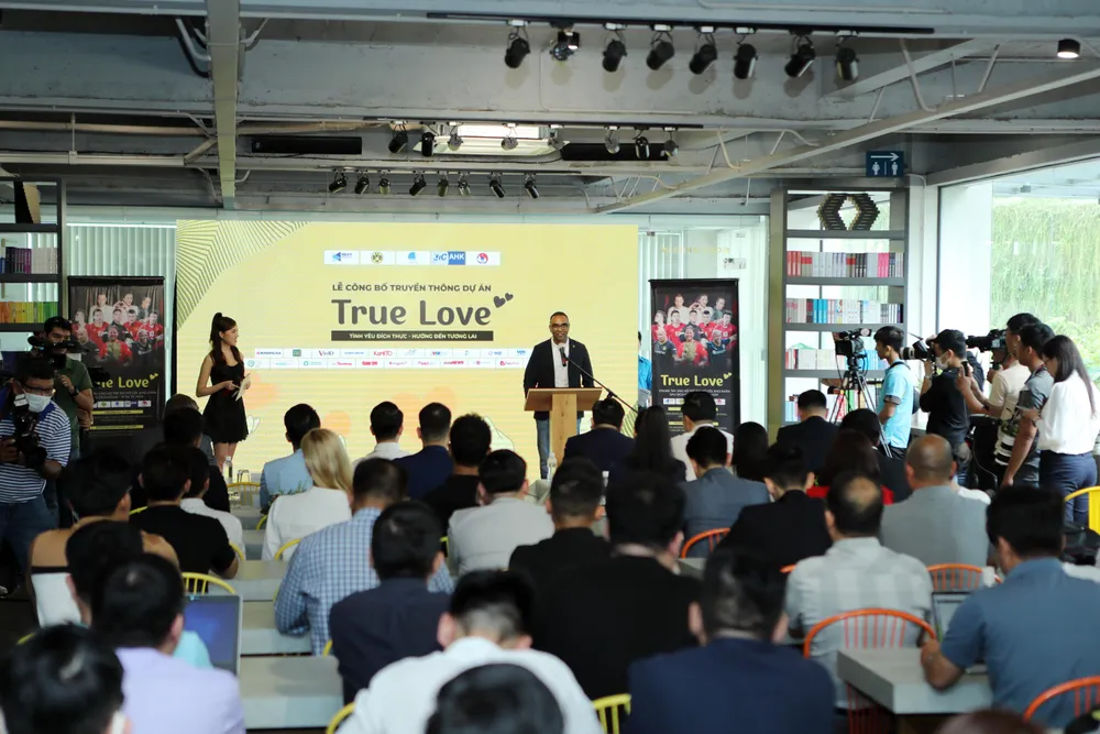 ... cùng đại diện của CLB Dortmund phát động chương trình gây quỹ thiện nguyện giàu ý nghĩa.