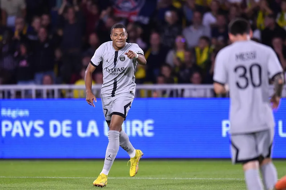 Mbappe chọn ở lại PSG thêm ba năm nữa, thay vì sớm sang Real Madrid. Ảnh: CGI.