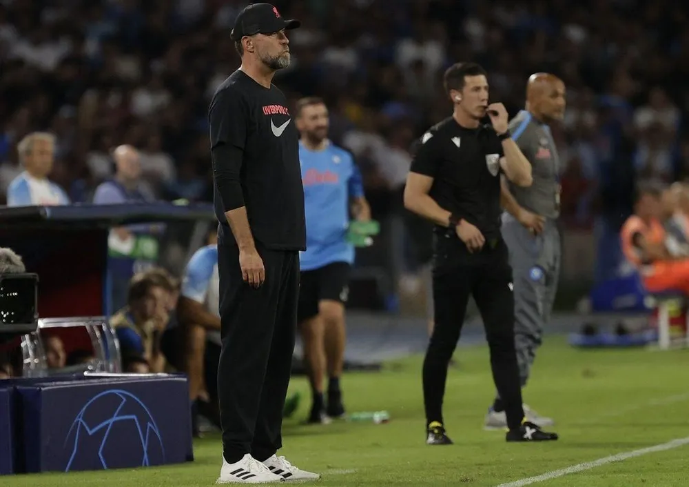 HLV Klopp đứng như trời trồng chứng kiến các học trò thua đau ở trận khai màn vòng bảng Champions League. Ảnh: CGI.