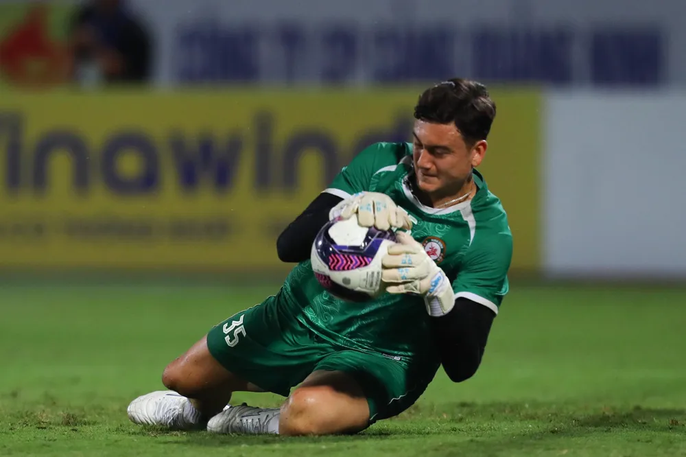 Thủ môn Đặng Văn Lâm vừa trở lại V-League trong màu áo Bình Định đã chắc suất lên tuyển quốc gia. Ảnh: ANH PHƯƠNG.