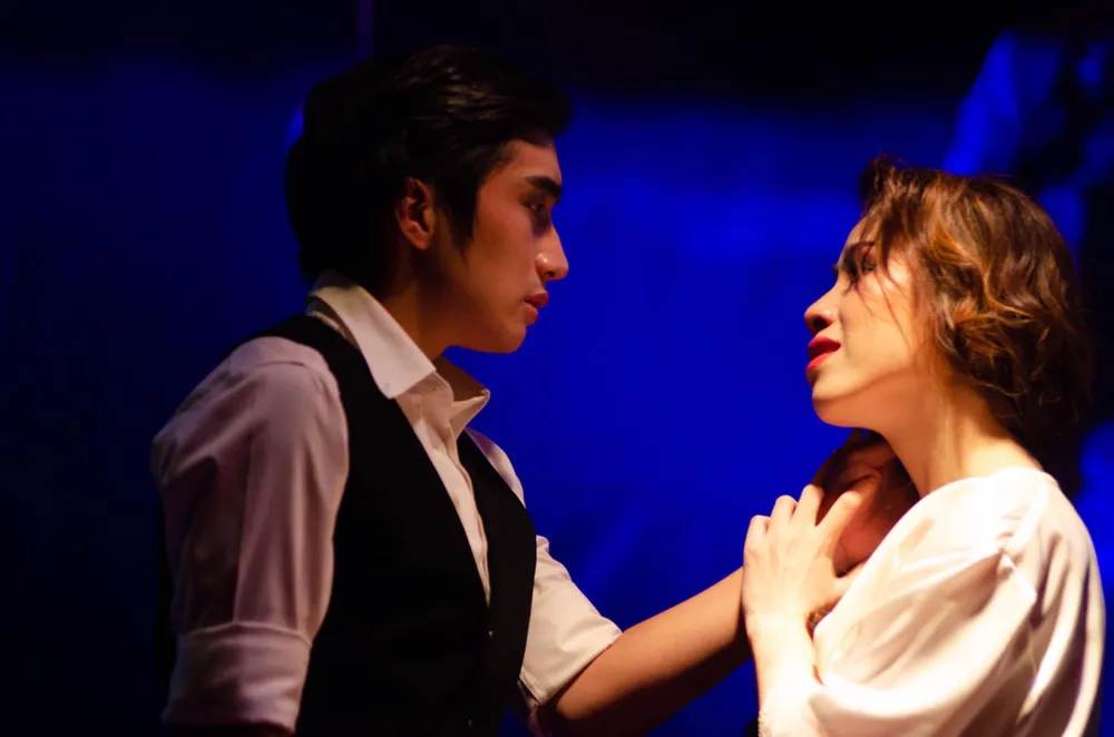 ... cùng bóng đêm che chắn tình cảm chính đáng ngoài luồng lẫn âm mưu đen tối của người trong cuộc. Ảnh: ANH TƯỞNG.