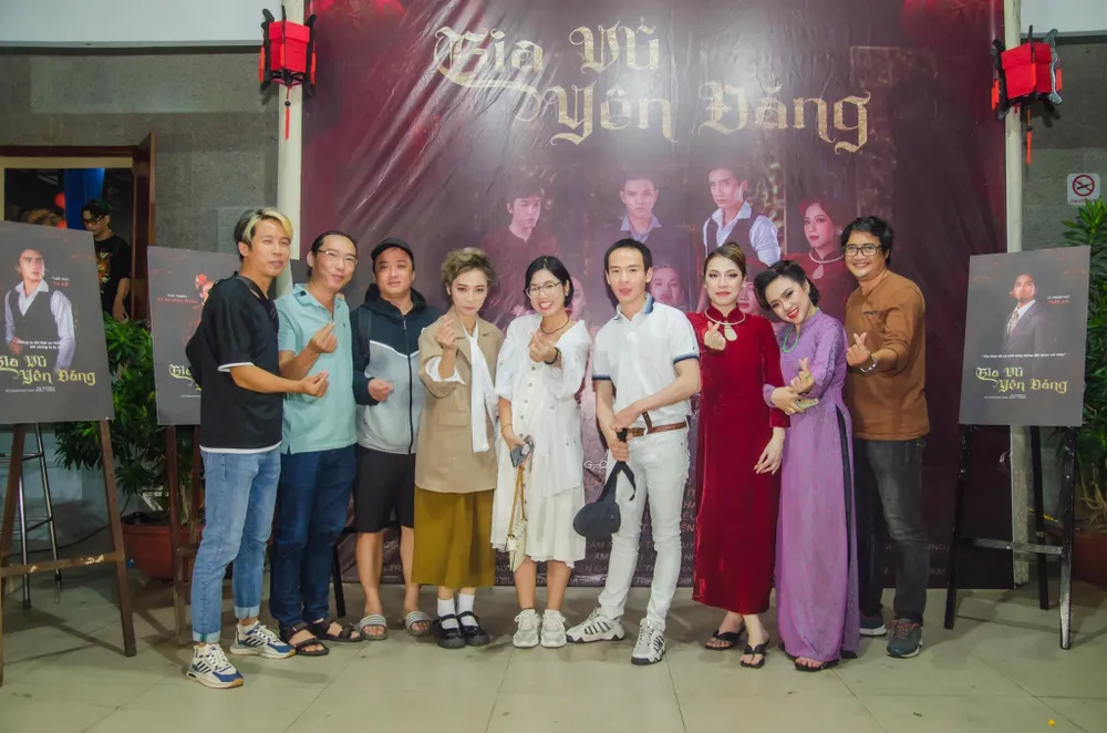 Đạo diễn Ngọc Tưởng (bìa phải) cùng nhóm diễn viên trẻ vừa tốt nghiệp.