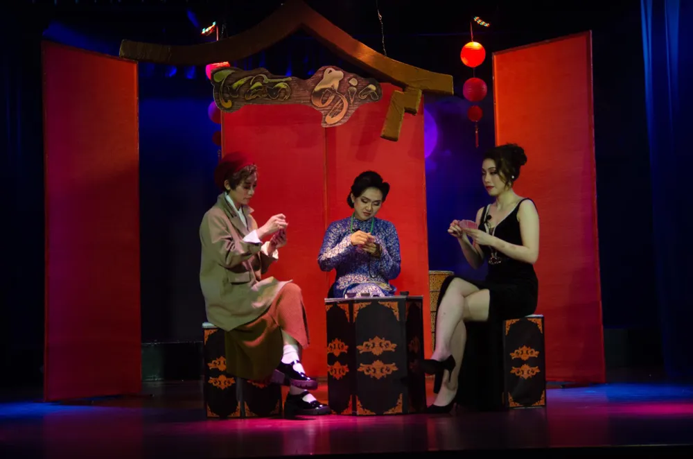 Ba người vợ của Trần gia chơi một ván bài như đánh cược cả cuộc đời mình vậy. Ảnh: ANH TƯỞNG.