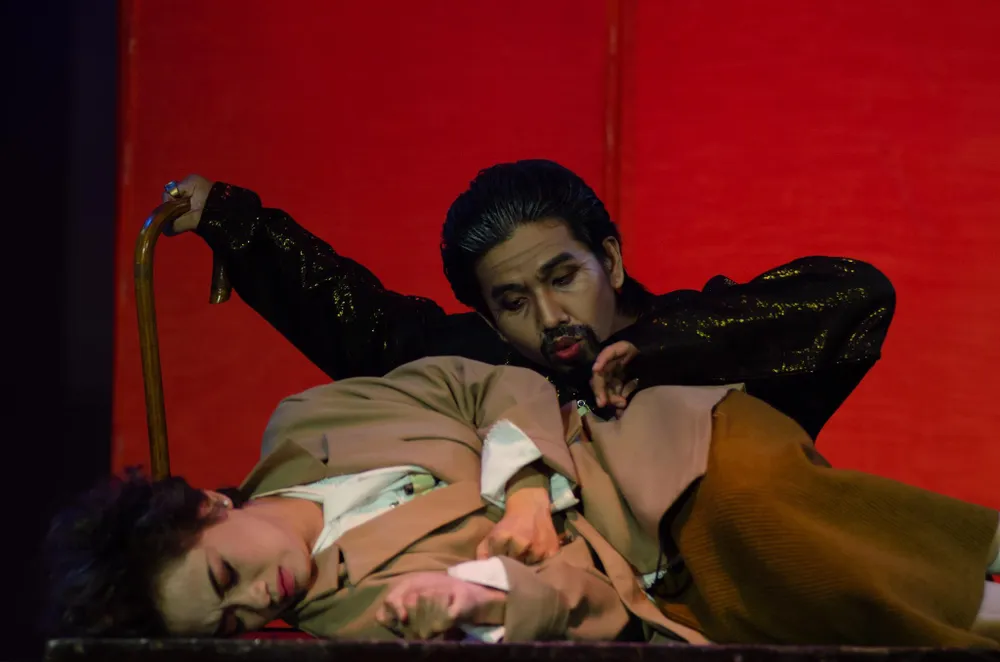 ...mãi đi tìm ý nghĩa cuộc sống của mình trong vô vọng. Ảnh: ANH TƯỞNG.