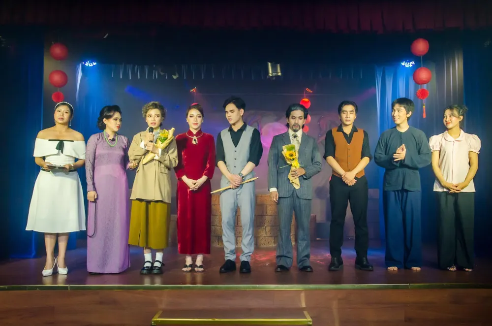 Những diễn viên trẻ K24B cùng các bạn trợ diễn có một đêm thăng hoa cảm xúc trong &quot;Gia Vũ Yên Đăng&quot; dưới sự dàn dựng tài hoa của đạo diễn Ngọc Tưởng. Ảnh: ANH TƯỞNG.