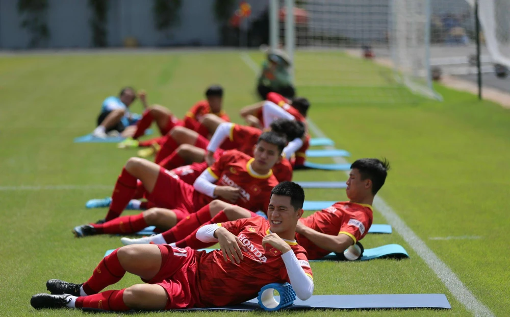 Trung vệ Đình Trọng tái xuất sau chấn thương dài hạn đã tập luyện rất tích cực với đồng đội trên tuyển quốc gia.