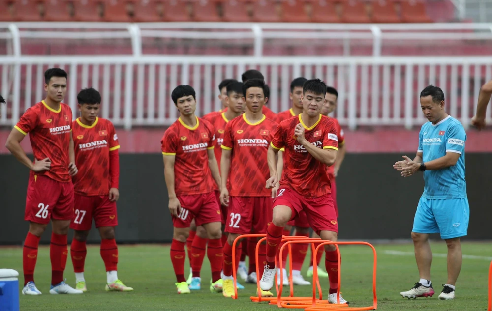 Đội tuyển Việt Nam hội quân tập luyện cho giải tam hùng trên sân Thống Nhất.