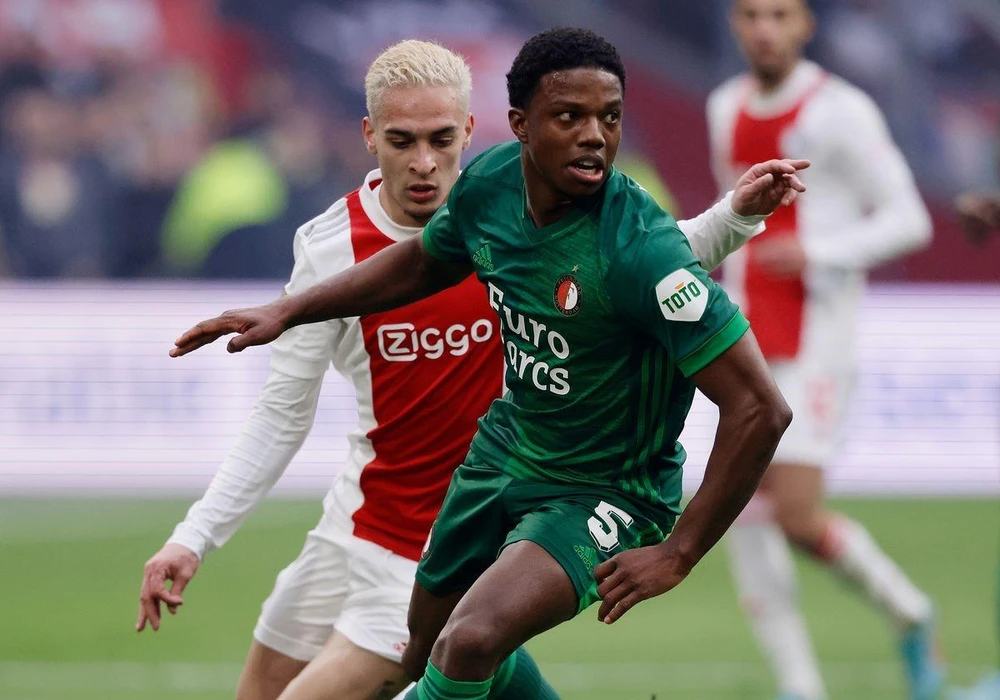 HLV Ten Hag dặn dò hai tân binh Malacia và Antony không thù ghét nhau như khi còn đá giải Hà Lan. Ảnh: CGI.