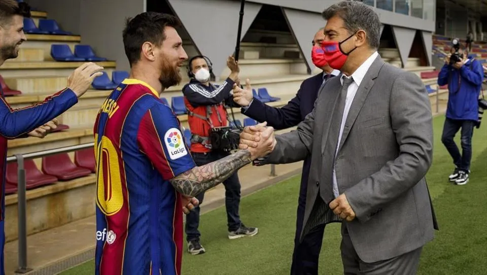 Messi có những cuộc điện thoại với Chủ tịch Laporta như một cách dọn đường trở lại Barca. Ảnh: CGI.