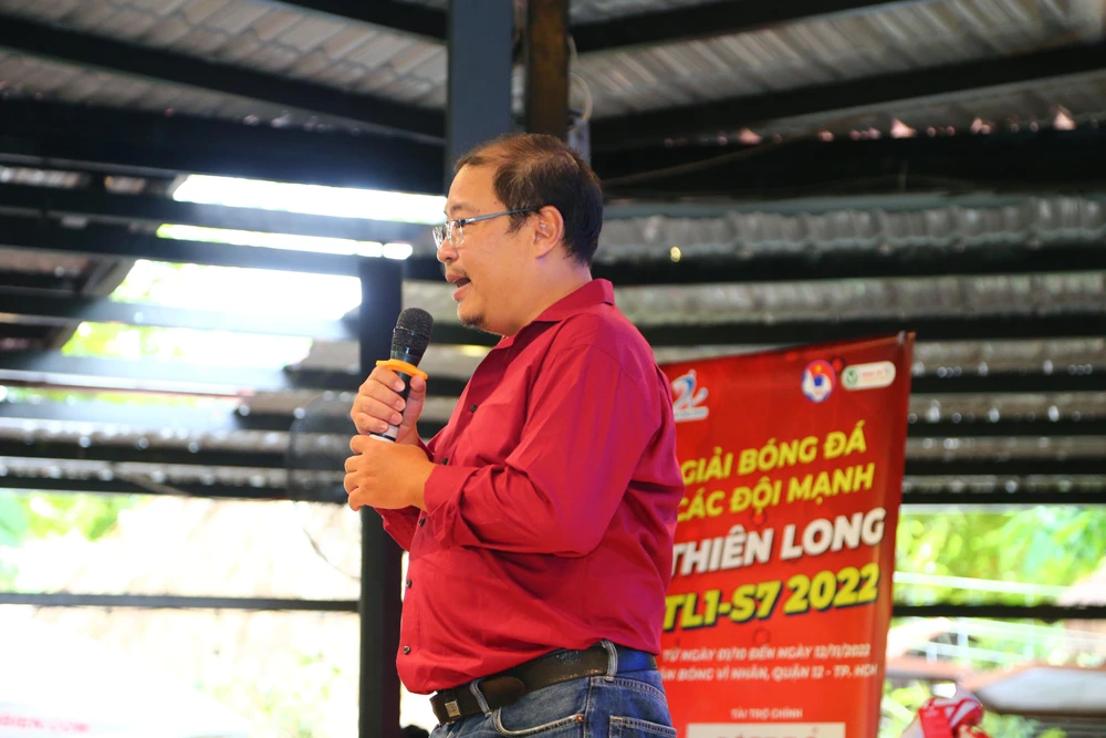 ... cùng sự góp sức đầy ý nghĩa của nhà báo Kinh Thi với nhạc phẩm chào sân ấn tượng dành tặng riêng cho Ban tổ chức Thiên Long. Ảnh: ANH PHƯƠNG.