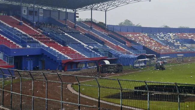 Sân vận động Kanjuruhan hư hỏng và hoang tàn sau thảm họa. Ảnh: Bola.