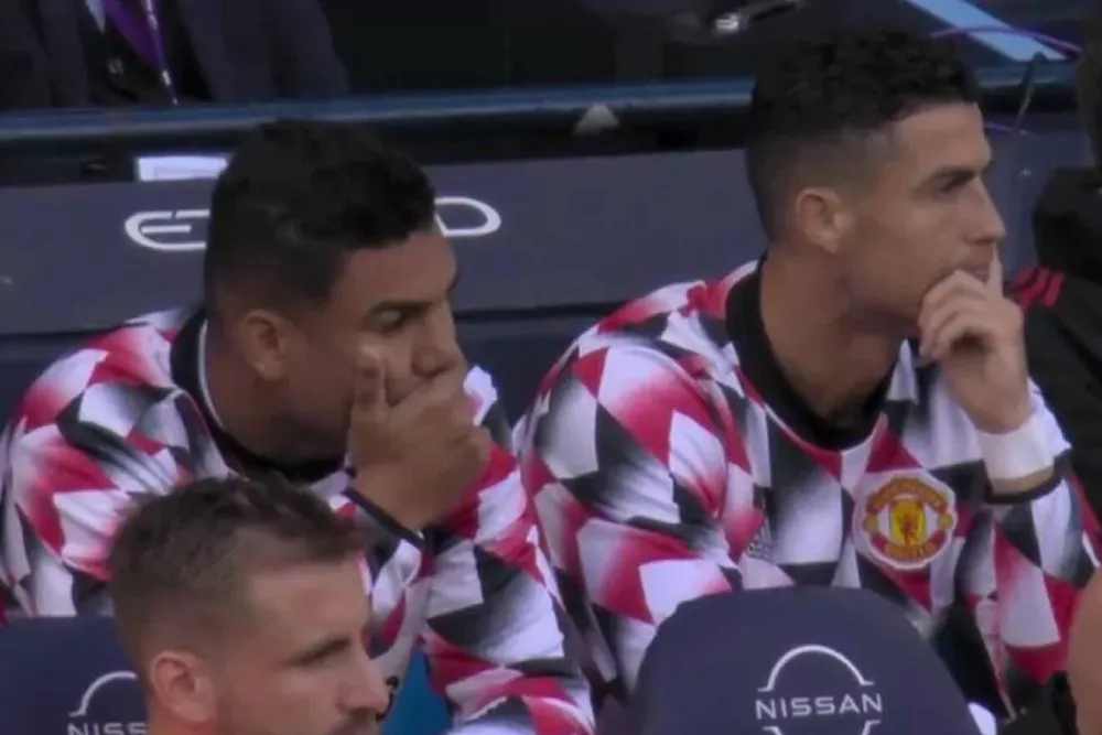 Ronaldo buồn bã trên băng ghế dự bị trong trận Man United thua muối mặt Man City. Ảnh: CGI.