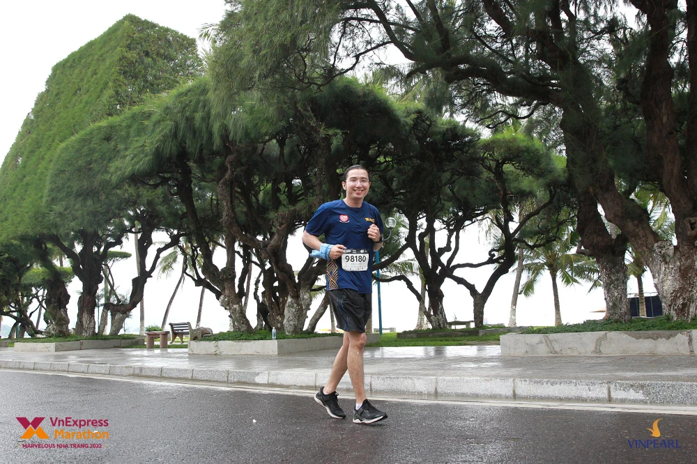 Đồng hành với chàng trai trẻ là chiếc khăn của Mẹ...