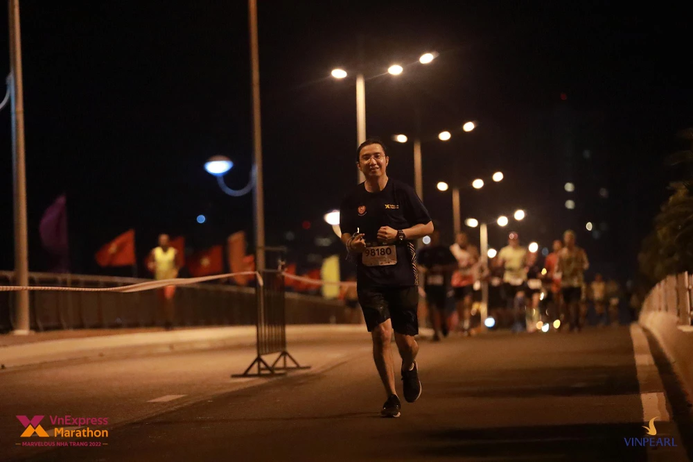 Từ sáng tinh mơ, chàng diễn viên trẻ đã bước vào đường chạy 42km mà Hoàng Trọng muốn hoàn thành một cách tốt nhất có thể với sự nỗ lực của mình. Ảnh: NVCC.