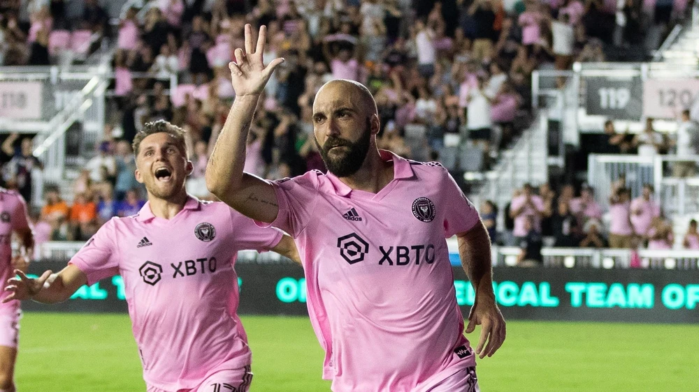 Higuain giải nghệ trong màu áo Inter Miami sau một sự nghiệp chói sáng ở các CLB lớn của châu Âu. Ảnh: CGI. Higuain giải nghệ trong màu áo Inter Miami sau một sự nghiệp chói sáng ở các CLB lớn của châu Âu. Ảnh: CGI.