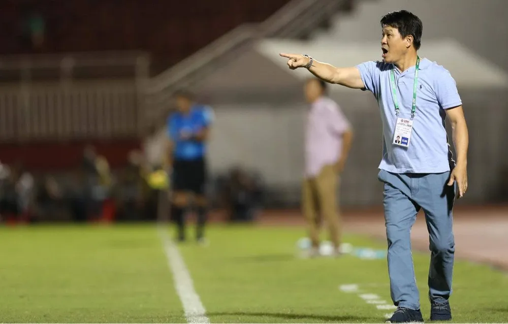 Tân HLV Vũ Tiến Thành cho biết CLB TP.HCM cần có 12-15 điểm trong tám trận còn lại để trụ hạng V-League. Ảnh: ANH PHƯƠNG. Tân HLV Vũ Tiến Thành cho biết CLB TP.HCM cần có 12-15 điểm trong tám trận còn lại để trụ hạng V-League. Ảnh: ANH PHƯƠNG.